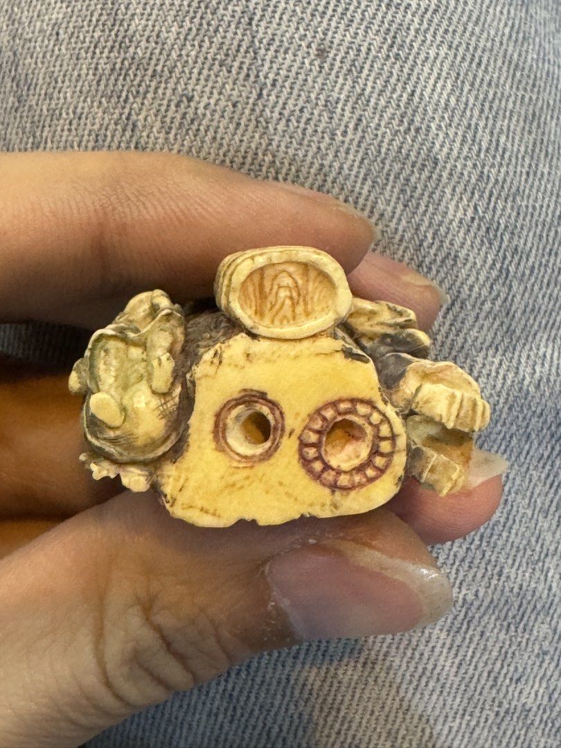 舊藏 日本明治時期 古董牙雕人物擺件 全品 （分類：復古收藏品）位於 Hong Kong。 由 Born_Evil 提交（商品編號 1439155539，圖片 10）。簡介： 這是一個明治時期的牙料雕刻人物擺件，描繪了人物和水桶的場景。人物細節清晰，雕刻精美。整體呈現出古樸的風格，適合收藏或作為裝飾品。 真品底部有兩個圓孔其中一個為橢圓形，此類雕刻市面上絕大部分為仿象牙日系雕刻品，底部無孔並有日文名字底款，以假亂真又有，向牙雕師致敬亦有，不斷分辨的話，建議多看少買為妙。。