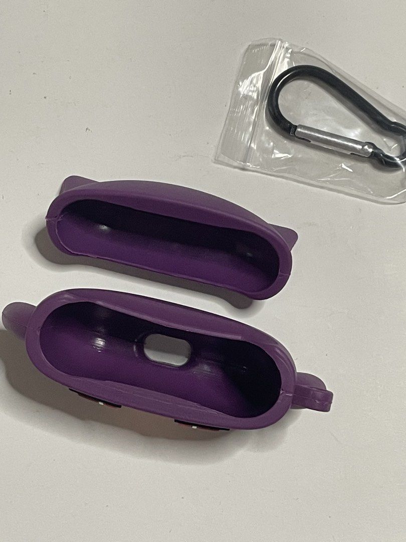 AirPod Pro 2 - Case (Category: Cases & Sleeves) located in Singapore. Submitted by jennierubyjane (Listing ID 1439205136, Image 2). Description: • Brand new. • Only opened to take photos. • Refer to the photos attached. • Buyer is welcome to test before purchase. $4. Pm me if interested! *no fussy buyer.