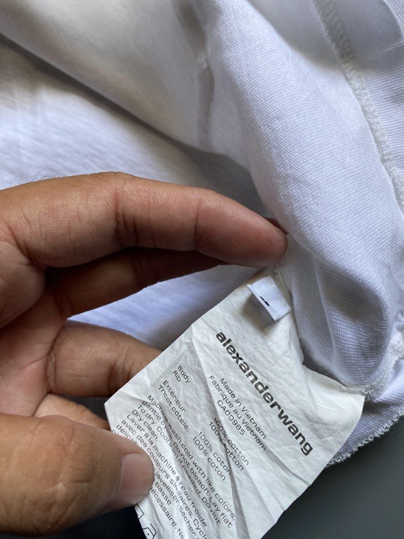 Alexander Wang Cropped White T-shirt (Category: Shirts) located in Manila. Submitted by thriftwhoop (Listing ID 1439158551, Image 2). Description: - Alexander Wang cropped t-shirt - Color: White - Features: Chest pocket, Alexander Wang logo - Made in Vietnam - Material: 100% Cotton - Neckline: Crew neck - Sleeves: Short sleeves.