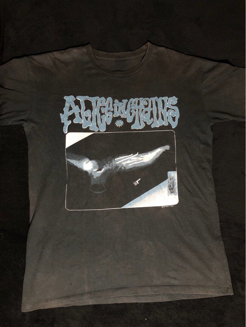 Alice in Chains Tour T-Shirt (Category: Tshirts & Polo Shirts ) located in Orani. Submitted by piercinggunn (Listing ID 1439079688, Image 3). Description: Alice In Chains RARE “Broken foot” tee 21.5x29 cut tag (OFF) late 90s to early 2000s boot.