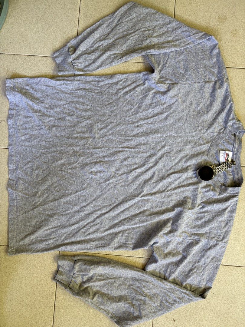 Anvil Long Sleeve Shirt - Gray - Large (Category: Tshirts & Polo Shirts ) located in Manila. Submitted by rmedz (Listing ID 1439229527, Image 2). Description: - Anvil long sleeve shirt - Size: Large - Color: Gray - Features: Crew neck, ribbed cuffs - Made in Nicaragua - Condition: Has stains Vintage Anvil long sleeves Large on tag In good condition Issue: stain sa armpit needs wash Price: 350 + sf 💵FIRST TO PAY BASIS 📇Name tag with item for leg