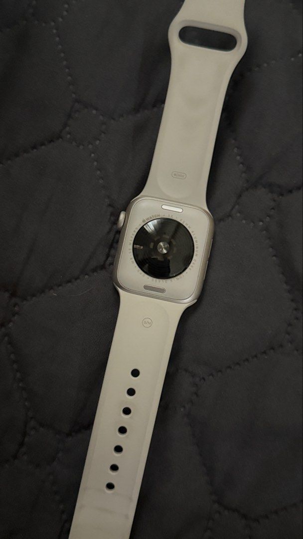 Apple Watch SE 2 (Category: Wearables & Smart Watches) located in Quezon City. Submitted by beabeys (Listing ID 1439100917, Image 3). Description: - Apple Watch 40mm - unused longer wristband - Comes with charging cable - Includes original box - bought 2025 -no issues RFS: upgrade Battery health 90% .