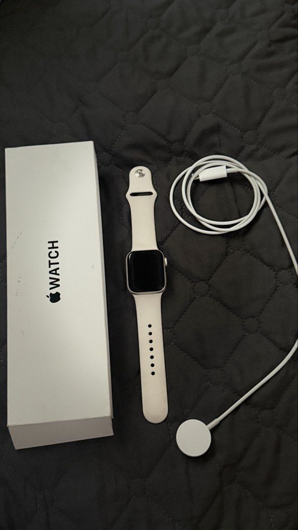 Apple Watch SE 2 (Category: Wearables & Smart Watches) located in Quezon City. Submitted by beabeys (Listing ID 1439100917, Image 1). Description: - Apple Watch 40mm - unused longer wristband - Comes with charging cable - Includes original box - bought 2025 -no issues RFS: upgrade Battery health 90% .