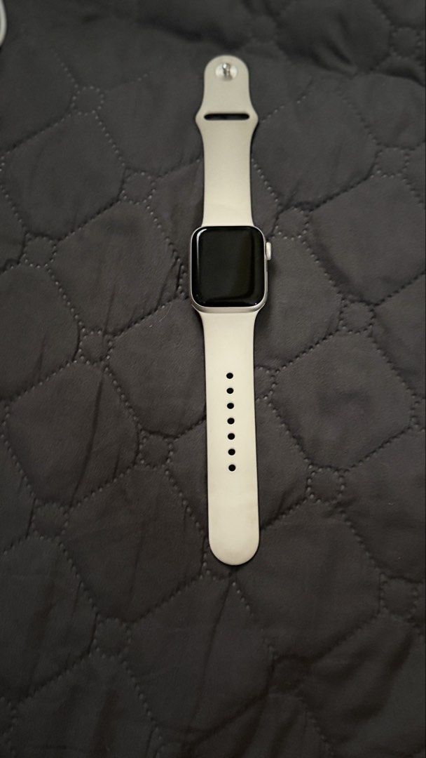 Apple Watch SE 2 (Category: Wearables & Smart Watches) located in Quezon City. Submitted by beabeys (Listing ID 1439100917, Image 2). Description: - Apple Watch 40mm - unused longer wristband - Comes with charging cable - Includes original box - bought 2025 -no issues RFS: upgrade Battery health 90% .