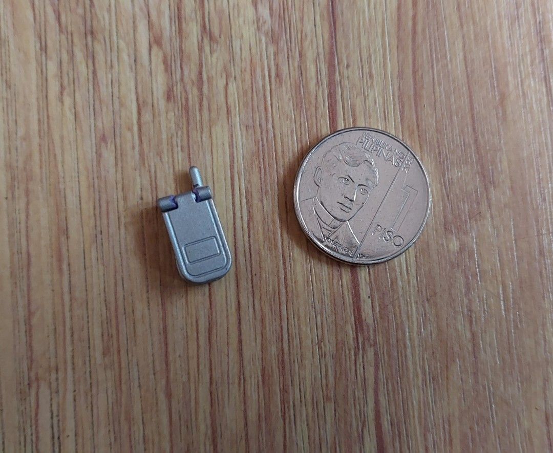 Barbie Flip Phone Vintage (Category: Early Generation Mobile Phones) located in Manila. Submitted by tsinelasni55674 (Listing ID 1439160253, Image 1). Description: Barbie silver flip phone Mattel Collectible Small size, shown with 1 Piso coin for scale For further inquiries feel free to welcome us your message about the item.🙆 Kindly imit your expectation since the item is preloved. except from new oldstock. Shipping Fee: care of buyers via Grab