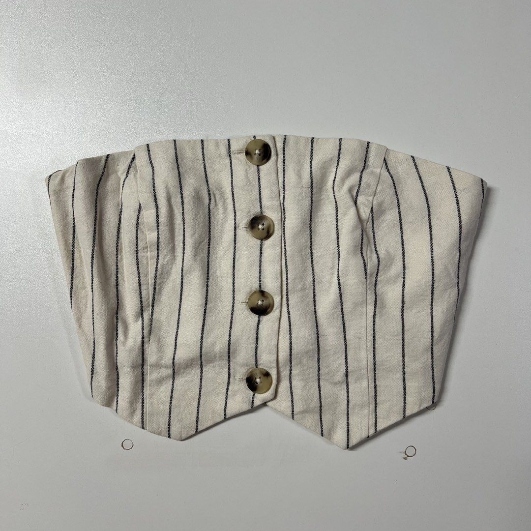 Bershka Striped Corset Top (Category: Sleeveless) located in Makati City. Submitted by declutter.archi (Listing ID 1439174265, Image 1). Description: .