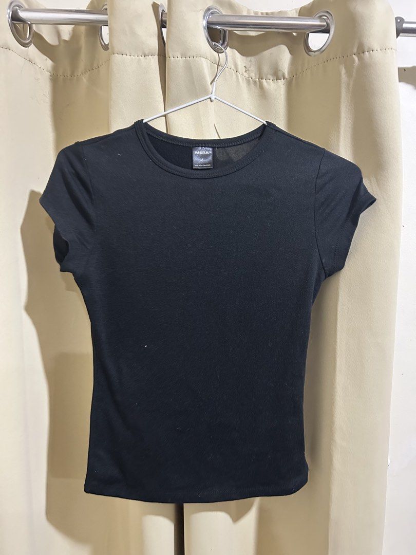 MERA Black Crew Neck T-shirt (Category: Activewear) located in Manila. Submitted by decluttr.corner (Listing ID 1439131223, Image 1). Description: Black crew neck t-shirt. It has short sleeves and a fitted silhouette. The t-shirt is plain and suitable for casual wear. It is a versatile piece that can be easily paired with various bottoms..
