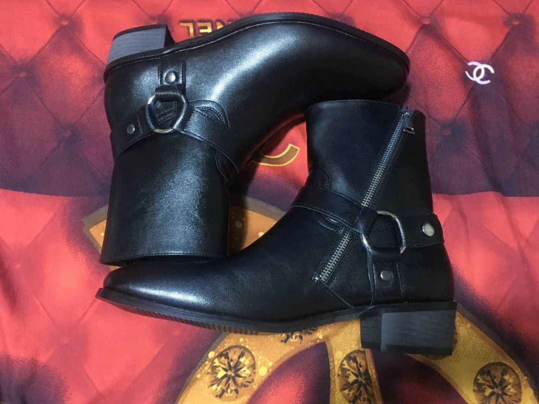 Black Leather Harness Boots with Side Zipper (Category: Boots) located in Manila. Submitted by xoxoxornr (Listing ID 1439121582, Image 1). Description: Harness Chelsea Boots Size 42 EU 3500 (reprice 3000) (hindi ukay kaya wag baratin walang 1k dito hiningi mo na lang sana) Negotiable.