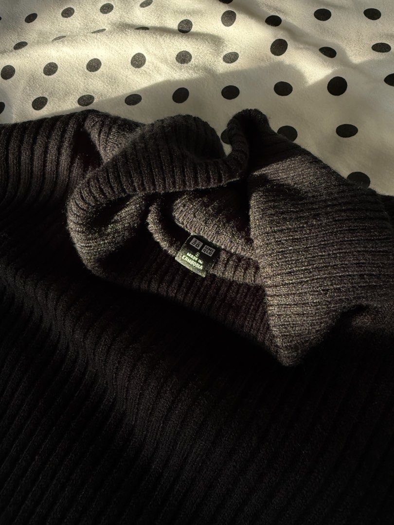 Black Uniqlo Turtleneck Sweater (Category: Tshirts & Polo Shirts ) located in Quezon City. Submitted by kyudotcom (Listing ID 1439156169, Image 2). Description: - Black turtleneck sweater - Ribbed knit design - Made in Cambodia - Classic and versatile.