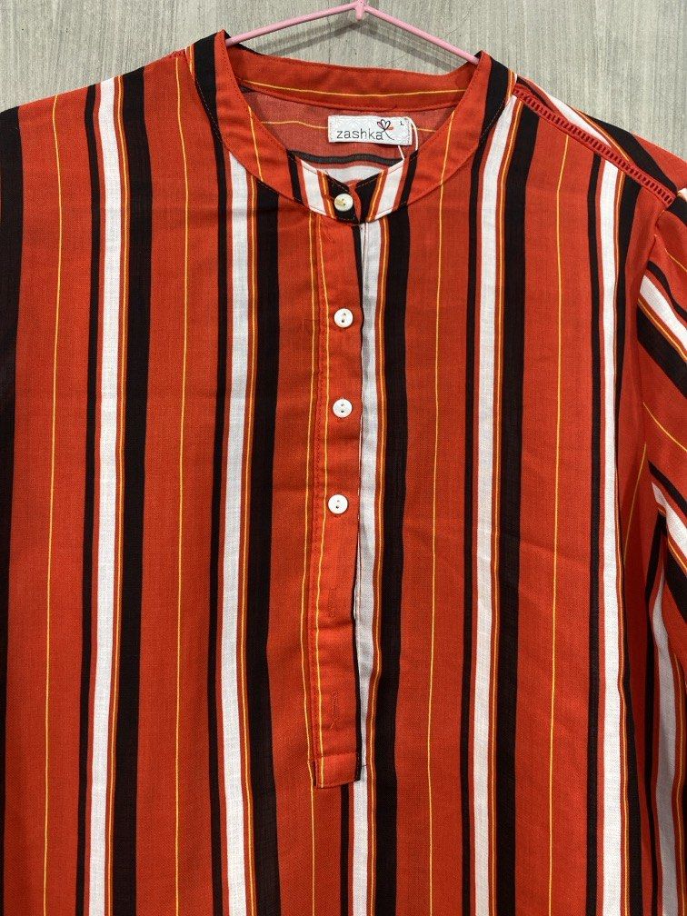 Blouse (Category: Blouses) located in Georgetown. Submitted by za_13 (Listing ID 1439170513, Image 3). Description: Condition 8/10 Size L L 26 inch P 20 inch .