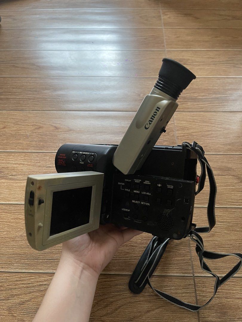 Canon ES20V Camcorder Hi8 (Category: Cameras) located in San Pablo. Submitted by teenagegrrlgang (Listing ID 1439131861, Image 3). Description: - Untested Canon ES20V camcorder - 32x zoom - Image stabilizer - Color LCD monitor - Viewfinder included - Carrying strap included - Black body with silver accents Inclusions: Canon Power Adapter CA-R300 Extra Battery Original Battery Pack Remote Control Composite RCA .