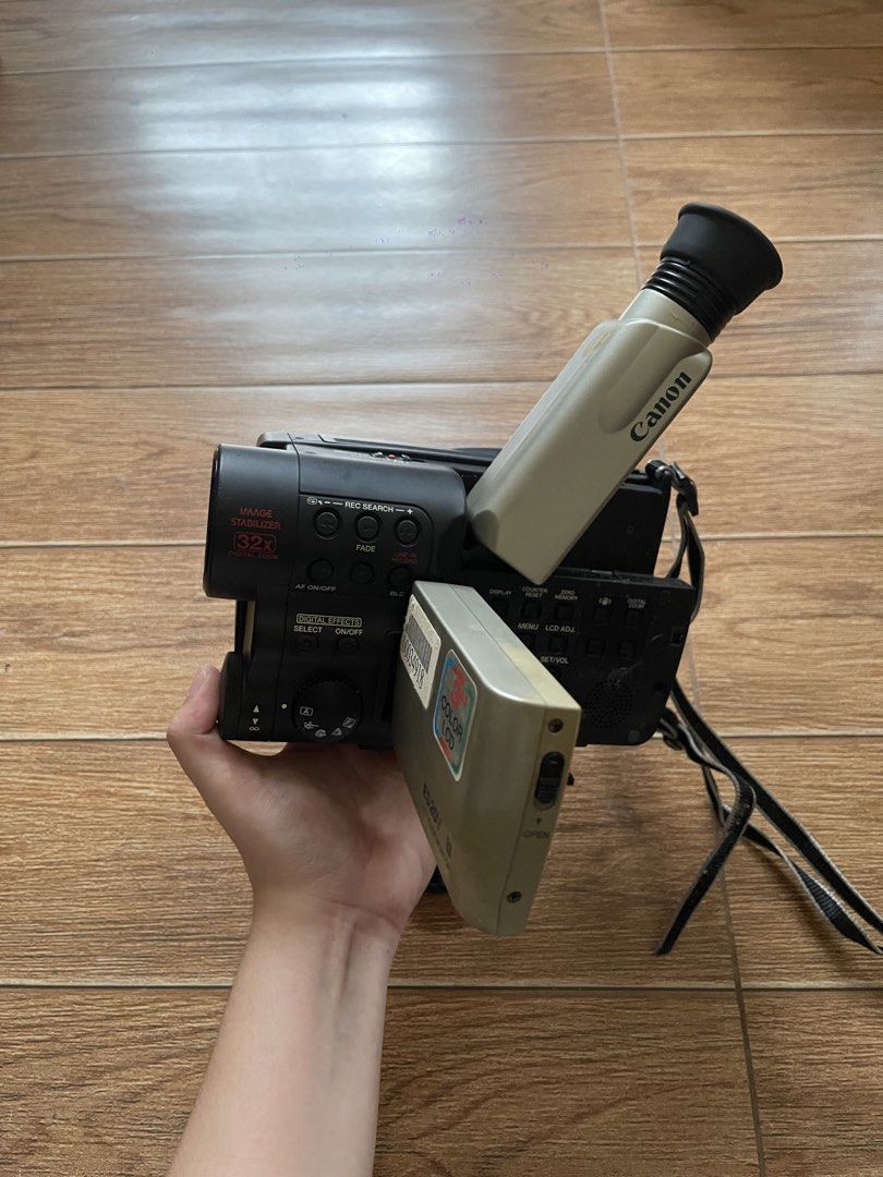 Canon ES20V Camcorder Hi8 (Category: Cameras) located in San Pablo. Submitted by teenagegrrlgang (Listing ID 1439131861, Image 1). Description: - Untested Canon ES20V camcorder - 32x zoom - Image stabilizer - Color LCD monitor - Viewfinder included - Carrying strap included - Black body with silver accents Inclusions: Canon Power Adapter CA-R300 Extra Battery Original Battery Pack Remote Control Composite RCA .
