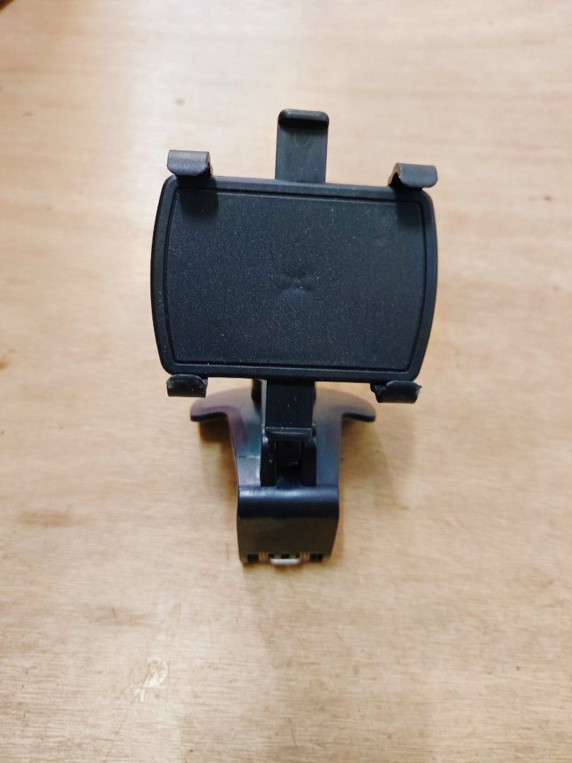 Car phone holder (Category: Mounts & Holders) located in Alfonso. Submitted by mrasterisk (Listing ID 1439071035, Image 1). Description: Pm for more details!.
