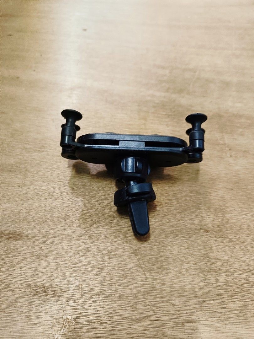 Car phone holder (Category: Mounts & Holders) located in Alfonso. Submitted by mrasterisk (Listing ID 1439071145, Image 2). Description: Pm for more details!.