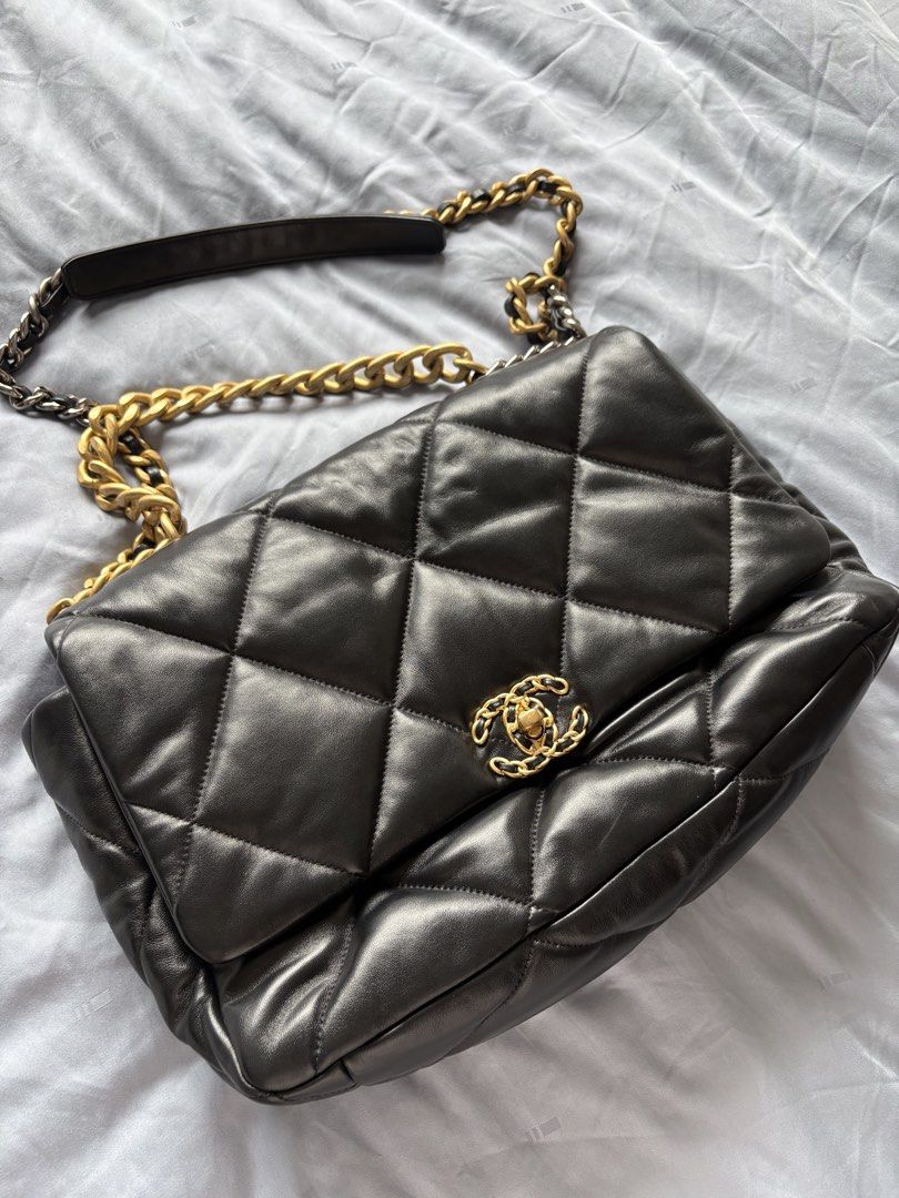 C 19 (Category: Shoulder Bags) located in Singapore. Submitted by sg88closetclearance (Listing ID 1439080421, Image 1). Description: C 19 bag received as a gift from my colleague. Used only twice . No stains. Bag is in very good condition ☺️ Selling as I need to clear out my wardrobe 😂 No box and dustbag , only the bag itself. Price can be slightly negotiable only but no low ballers please . Self pick up below my block (S532994) First come first