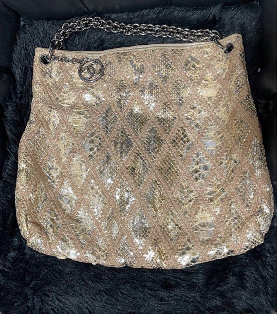 Chanel Python Vintage Bag （分類：手袋及銀包）位於 Hong Kong。 由 moshimeee 提交（商品編號 1439166435，圖片 2）。簡介： Classic piece ✨。
