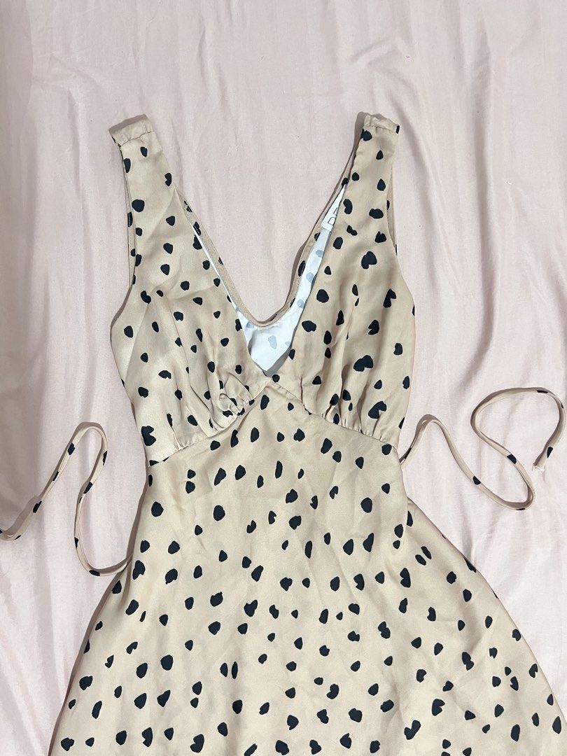 Cream/Beige Print Dress (Category: Dresses) located in Quezon City. Submitted by imn0tningning (Listing ID 1439163151, Image 2). Description: ⭐️ Fits XS to Small ⭐️ PAYMENT FIRST before shipping ⭐️ Buyer is responsible for shipping ⭐️ Location: Metro Manila, Quezon City.