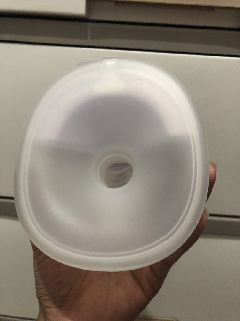 Easymama hospital graded wearable pump (Category: Breastfeeding & Bottle Feeding) located in Manila. Submitted by mkydrandom (Listing ID 1439084897, Image 2). Description: unit only.