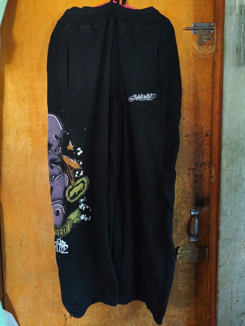Ecko unlimited Y2k baggy (Category: Joggers) located in Davao. Submitted by thriftpingts (Listing ID 1439111276, Image 1). Description: Ecko unlimited Baggy jogger (M on tag) Condition: 10/10 Color rate : 10/10 Waist: 28-32 Length: 41 Washtags: ✅ Issue: ❌.
