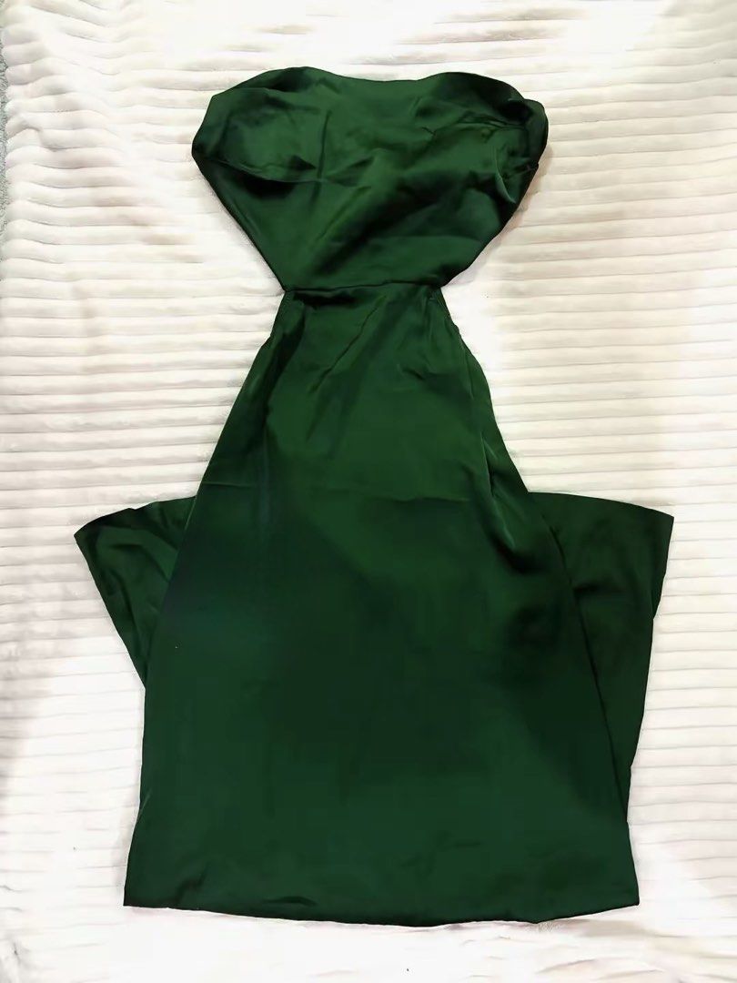 Emerald Green Cut-Out Dress (Category: Dresses) located in Lucena. Submitted by prelovedbyeunice190 (Listing ID 1439242744, Image 2). Description: - Emerald green midi dress - Unique cut-out design - Flowing, silky fabric - Flattering silhouette - Ideal for special occasions.