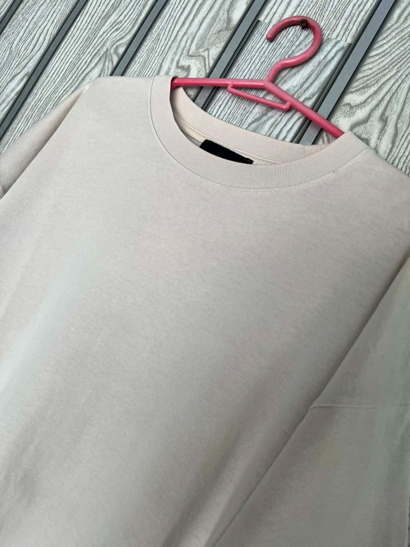 Fear of God Essentials Number 7 Tee (Category: Tshirts & Polo Shirts ) located in Caloocan City. Submitted by archive404 (Listing ID 1439109841, Image 3). Description: Fear of God Essentials Number 7 Tee 🔥 • Width: 23 • Length: 29.3 • Issue: see photos attached • Item are Off/Legit 🏷️ 99+ SF 📸 Photos may vary due to lighting ♻️ Please manage expectations — all items are thrifted/preloved 📍 Camarin, Caloocan City 💸 MOP: GCash / Cash 🚚 Shippi