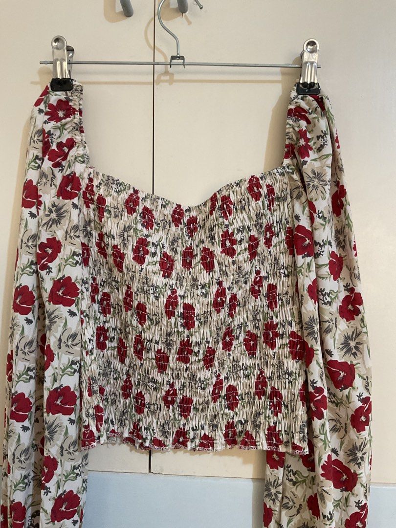 Floral Smock Long Sleeve Top (Category: Longsleeves) located in Makati City. Submitted by style.preloved (Listing ID 1439153116, Image 3). Description: • Square neckline • Very dainty! • Fits til L.