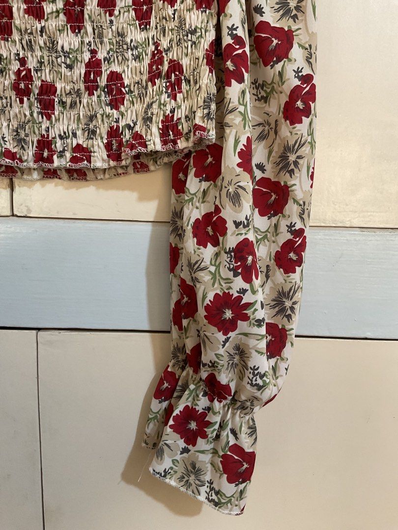 Floral Smock Long Sleeve Top (Category: Longsleeves) located in Makati City. Submitted by style.preloved (Listing ID 1439153116, Image 2). Description: • Square neckline • Very dainty! • Fits til L.