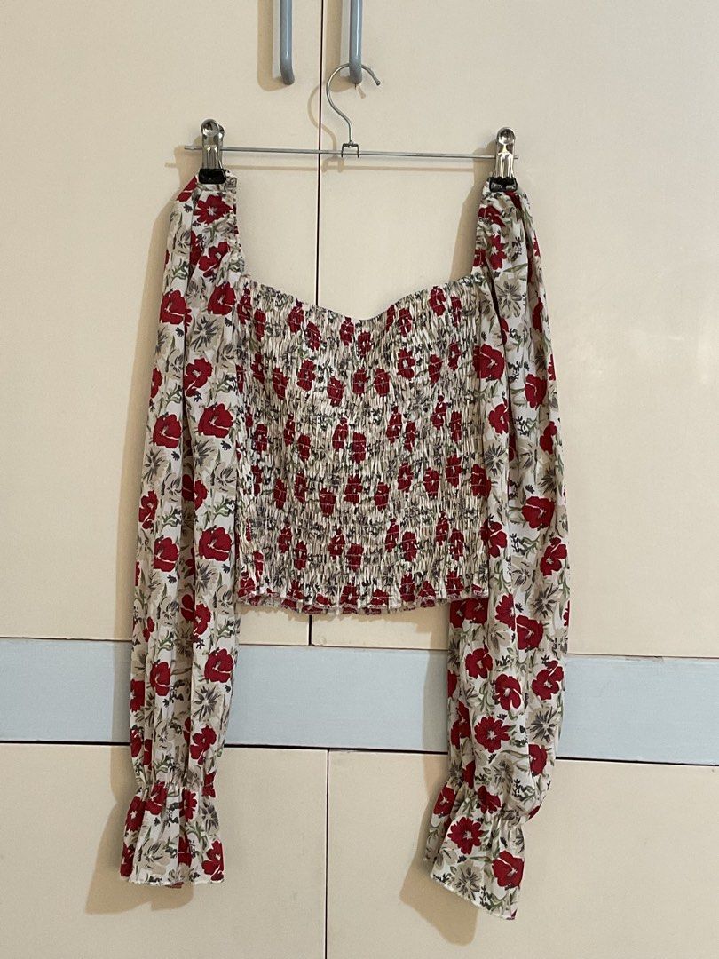 Floral Smock Long Sleeve Top (Category: Longsleeves) located in Makati City. Submitted by style.preloved (Listing ID 1439153116, Image 1). Description: • Square neckline • Very dainty! • Fits til L.