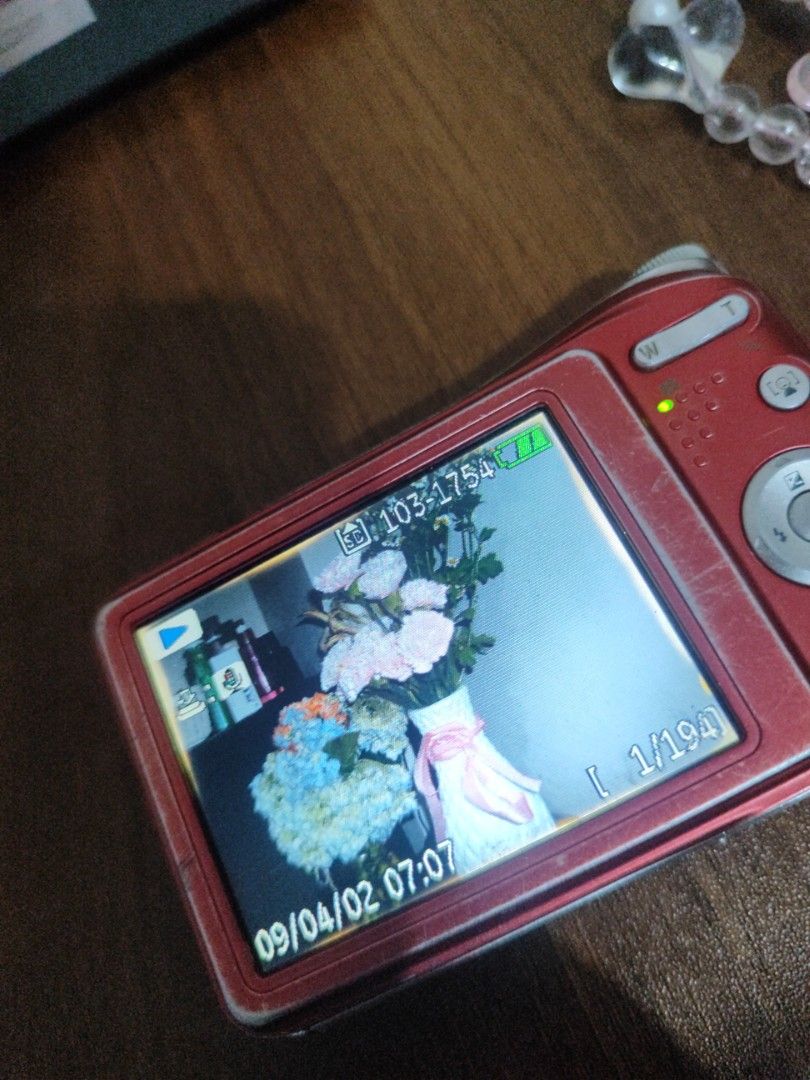 For Sale: GE J1050 DIGICAM (Category: Cameras) located in Las Pinas. Submitted by zuzu.zay (Listing ID 1439086821, Image 3). Description: Hello! GE J1050 DIGICAM FOR SALE! Working po and maganda pa din quality! perfect for sunset photos! isasama ko na po yung case, sdcard and charger once bilhin niyo po. (yung charger is nabili ko lang online) Flaws: - Faded na yung mga description sa button pero all modes are working. - yung ring ng cam (slide 5