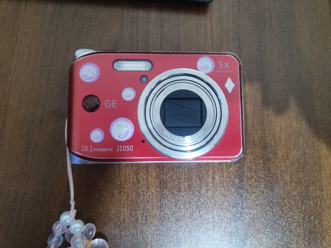 For Sale: GE J1050 DIGICAM (Category: Cameras) located in Las Pinas. Submitted by zuzu.zay (Listing ID 1439086821, Image 1). Description: Hello! GE J1050 DIGICAM FOR SALE! Working po and maganda pa din quality! perfect for sunset photos! isasama ko na po yung case, sdcard and charger once bilhin niyo po. (yung charger is nabili ko lang online) Flaws: - Faded na yung mga description sa button pero all modes are working. - yung ring ng cam (slide 5