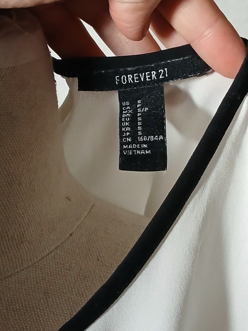 Forever 21, white blouse with black details (Category: Blouses) located in Calamba. Submitted by louisa_pons (Listing ID 1439236805, Image 2). Description: Good as new blouse, Small on tag but fits up to Medium. Up for negotiation!🤗❤️.