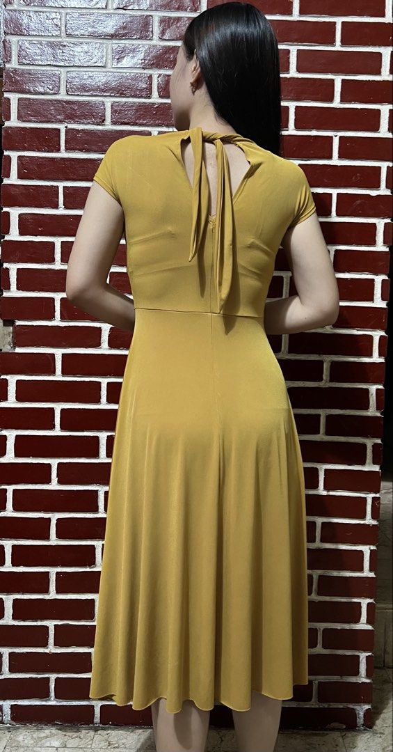 Forme Mustard Dress XS (Category: Dresses) located in Manila. Submitted by joshuahonggg (Listing ID 1439150133, Image 1). Description: - Forme mustard dress - Size: XS - A-line skirt - Tie back detail - Short sleeves - Fitted bodice.