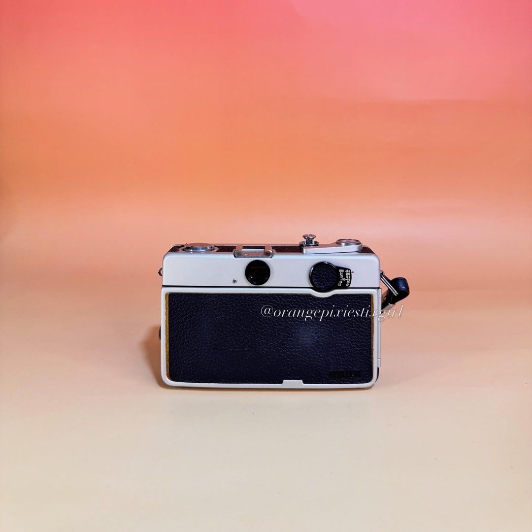 Fujica Compact 35 35mm Film Camera (Category: Cameras) located in Bulacan. Submitted by orangepixiestixgirl (Listing ID 1426268043, Image 2). Description: ‼️message me on ig, @orangepixiestixgirl for inquiries and transactions‼️ ‼️ CAN’T REPLY HERE ‼️ Fujica Compact 35 35mm Film Camera —fujinon 38mm f/2.8 lens and a selenium light meter for automatic exposure control. —camera uses zone focusing, with focus icons visible in the viewfinder, and sup