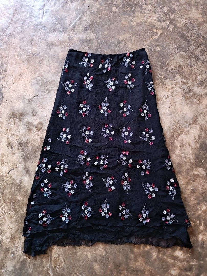 Generation mesh sequins skirt (Category: Skirts) located in Davao. Submitted by mln-boutique (Listing ID 1439076638, Image 1). Description: Y2k sequins mesh skirt Size - 27 length - 33 Good condition Silk.