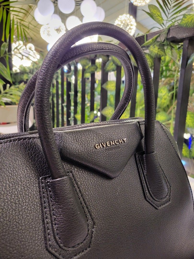 Givenchy Antigona Japan Preloved (Category: Luxury Bags & Wallets) located in Manila. Submitted by mrszregeng (Listing ID 1439139941, Image 3). Description: JAPAN PRELOVED 🇯🇵 💯 GENUINE CALFSKIN LEATHER WITH DUSTBAG WITH CARECARD WITH CODE GIVENCHY UNDERZIP.