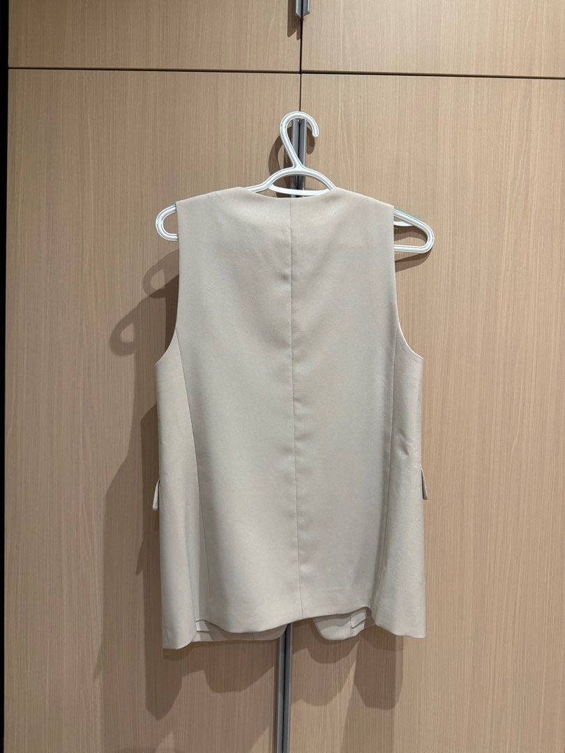 GU Beige Midi Vest - S (Category: Coats, Jackets and Outerwear) located in Angeles City. Submitted by mkp125 (Listing ID 1439128370, Image 2). Description: - brand new with tag - rfs: decluttering - payment via gcash/bpi - sf c/o buyer at P70-90.