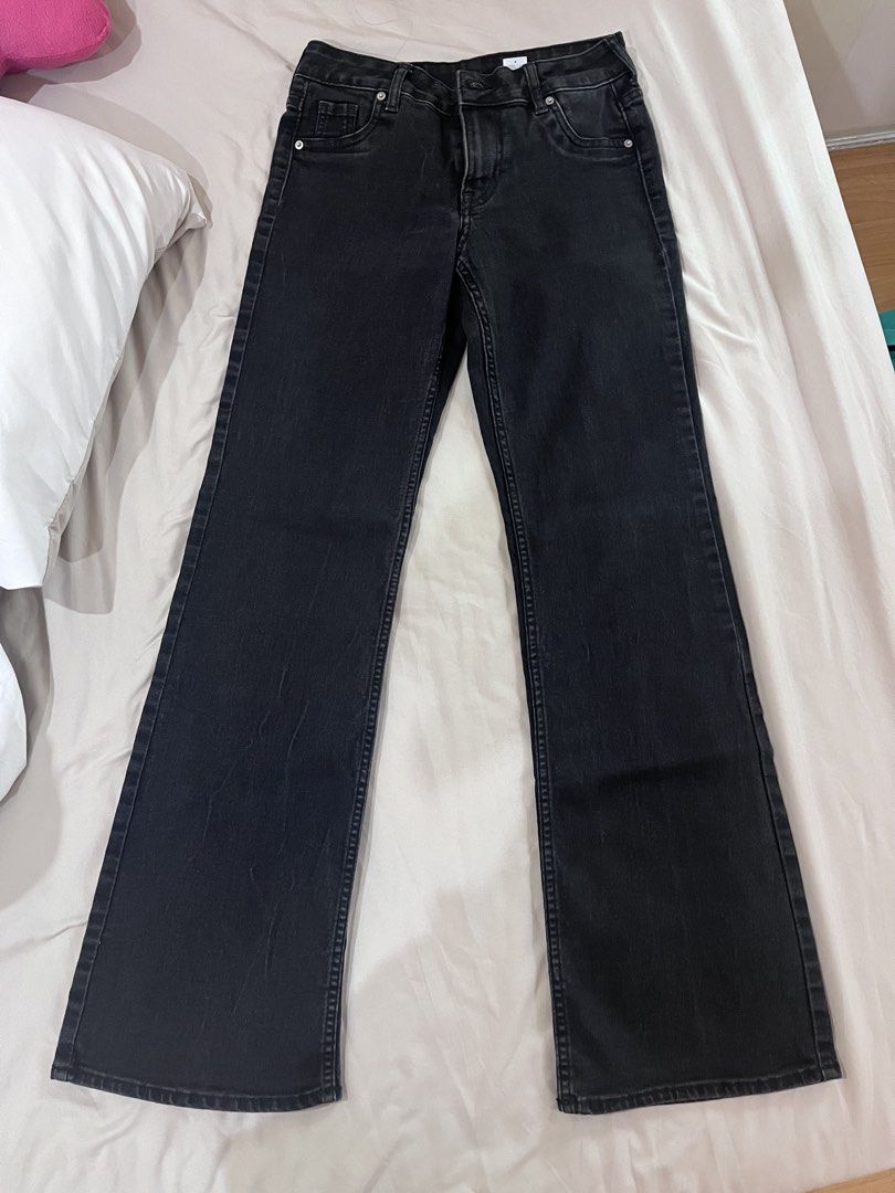 H&M Bootcut Low Waist Jeans (Category: Jeans) located in Quezon City. Submitted by alex_declutter (Listing ID 1439102997, Image 1). Description: - H&M black bootcut jeans - Low waist - Classic five-pocket design - Size: EUR 34, US 2, CA 2 - Straight leg opening - Perfect for everyday use RFS: Too small.