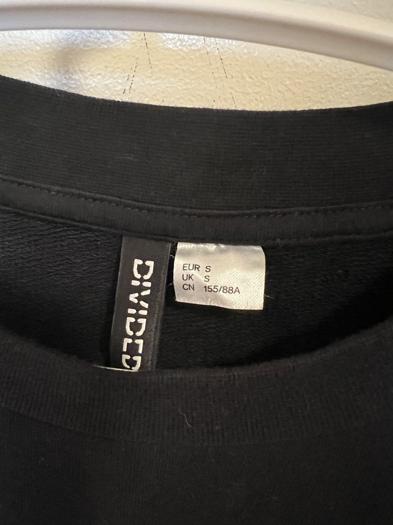 H&M Divided Black Sweatshirt with Puff Sleeves (Category: Longsleeves) located in Quezon City. Submitted by printhessa (Listing ID 1439224225, Image 2). Description: Washed but never used.