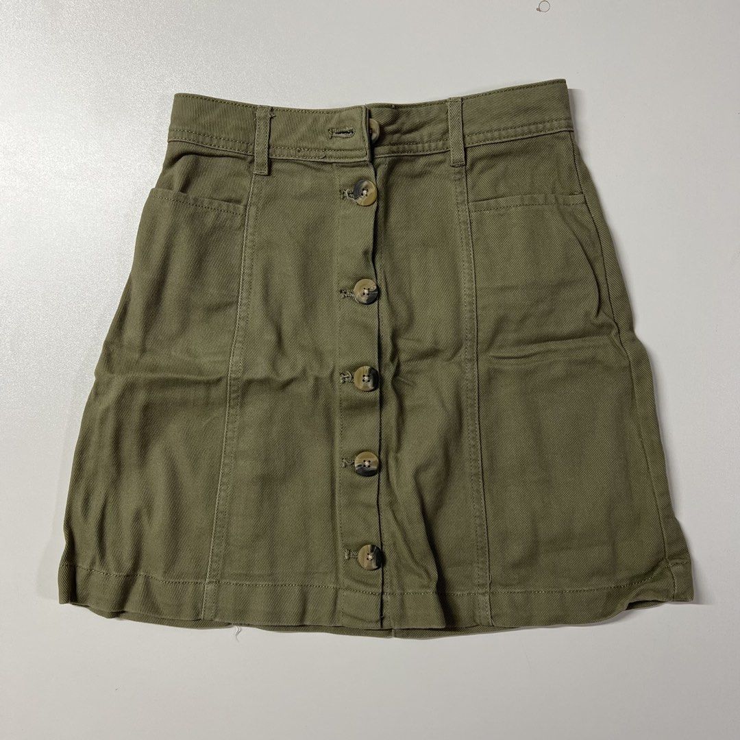 H&M Divided Olive Green Skirt (Category: Skirts) located in Makati City. Submitted by declutter.archi (Listing ID 1439173581, Image 1). Description: .