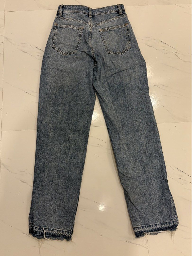 H&M Divided Straight Leg Blue Jeans (Category: Jeans) located in Mandaluyong City. Submitted by 111thaniaaa (Listing ID 1439231088, Image 2). Description: Bought from H&M Uptown Mall. Size: XS MOP: Gcash / Gotyme MOD: J&T .