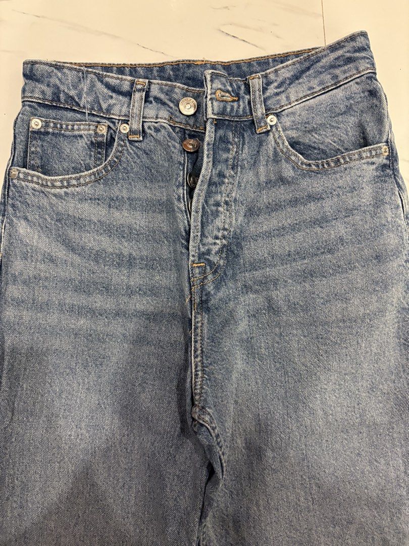 H&M Divided Straight Leg Blue Jeans (Category: Jeans) located in Mandaluyong City. Submitted by 111thaniaaa (Listing ID 1439231088, Image 3). Description: Bought from H&M Uptown Mall. Size: XS MOP: Gcash / Gotyme MOD: J&T .
