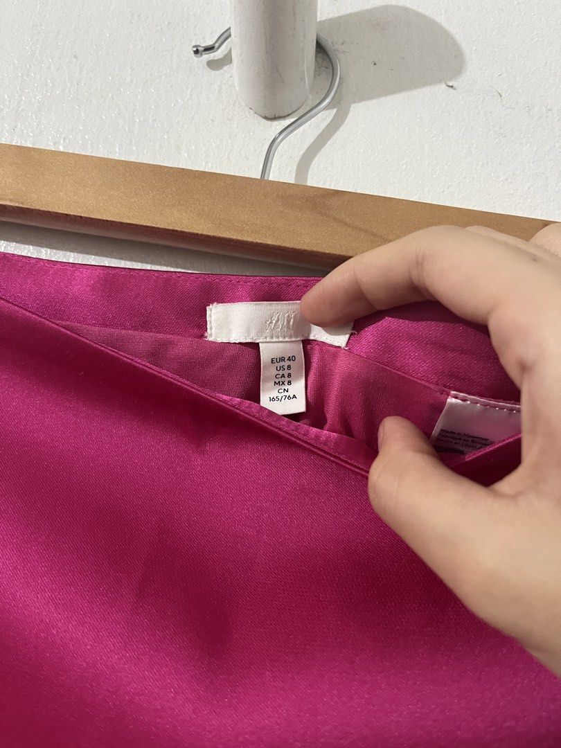 H&M Satin Pink Mini Skirt (Category: Skirts) located in Quezon City. Submitted by g.ysabel (Listing ID 1439235883, Image 2). Description: - Bright pink satin mini skirt - A-line shape with side zipper - Size: EUR 40, US 8 - Fits med to large frames - Price is negotiable for sure buyers but please be reasonable 🤍 .