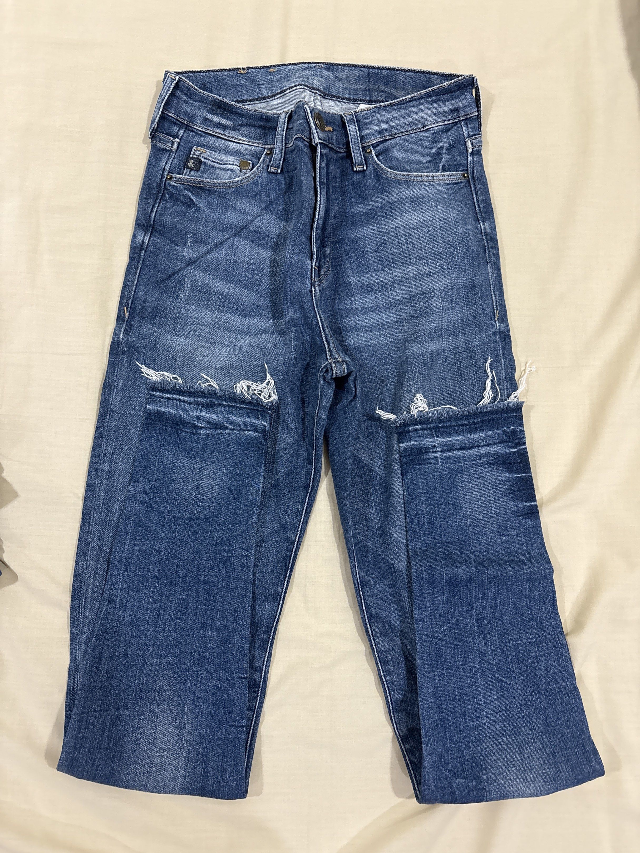 H&M Skinny Regular Jeans Size 26 (Category: Jeans) located in Quezon City. Submitted by spicysalamiii (Listing ID 1439210419, Image 1). Description: - H&M skinny regular jeans - Size 26 - Classic blue wash - Ankle length - Made in Turkey - Regular waist - Distressed details on front.
