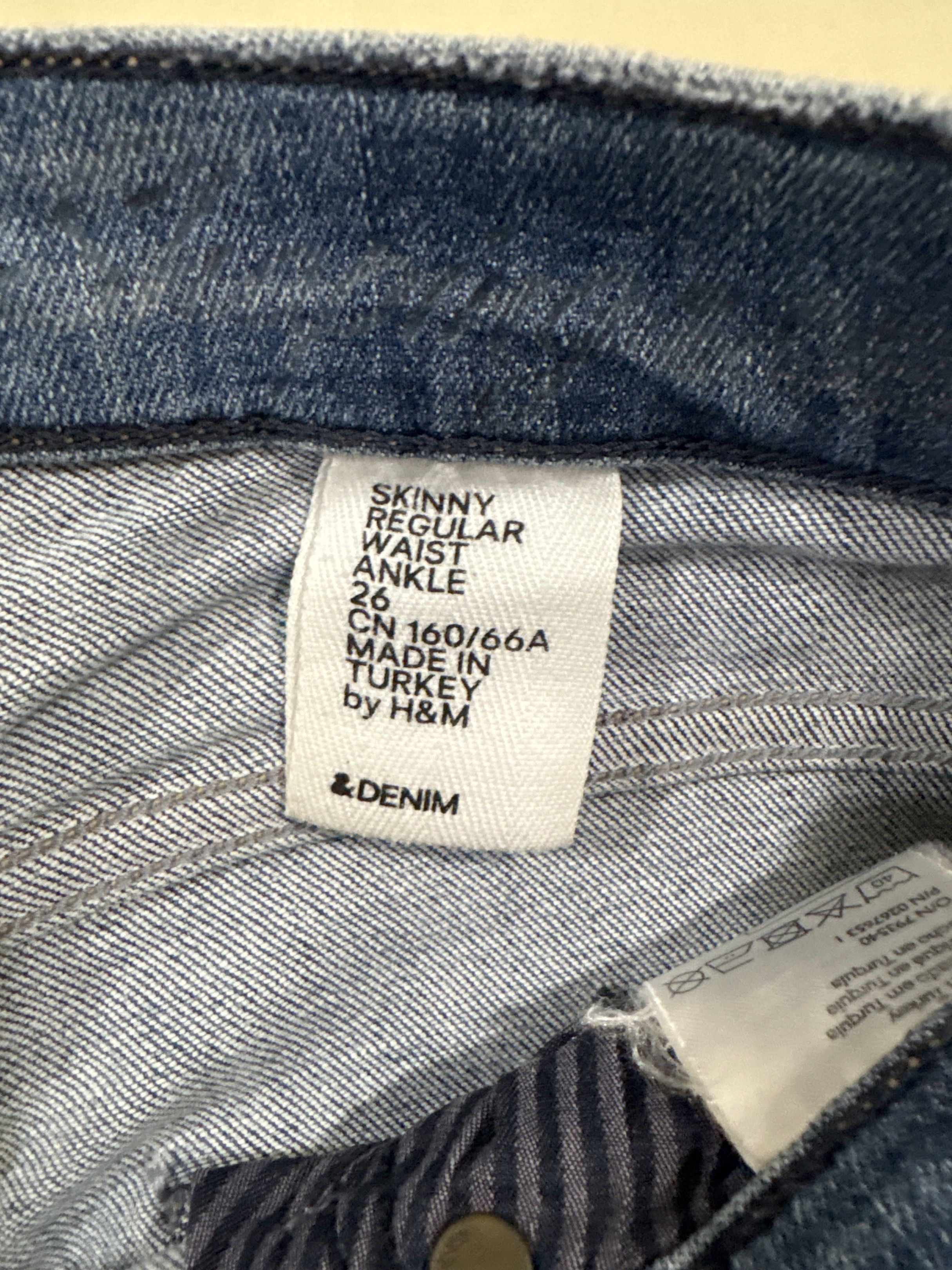 H&M Skinny Regular Jeans Size 26 (Category: Jeans) located in Quezon City. Submitted by spicysalamiii (Listing ID 1439210419, Image 2). Description: - H&M skinny regular jeans - Size 26 - Classic blue wash - Ankle length - Made in Turkey - Regular waist - Distressed details on front.