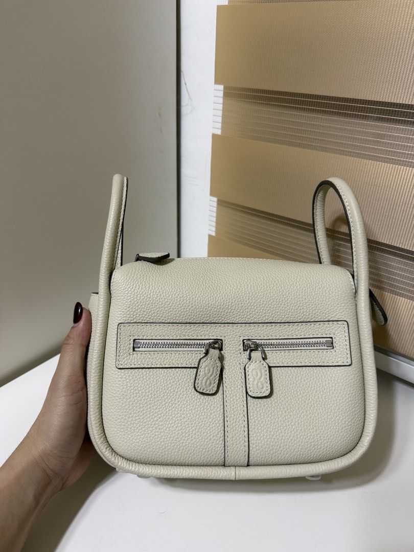 HOLB Zippy 22 Cream (Category: Luxury Bags & Wallets) located in Baliuag. Submitted by keithyy_ (Listing ID 1439230230, Image 2). Description: - Cream-colored handbag - Two zippered compartments - Top handles - Detachable shoulder strap - Textured exterior - Protective feet - Includes matching cream-colored strap (2 strap) With paperbag.