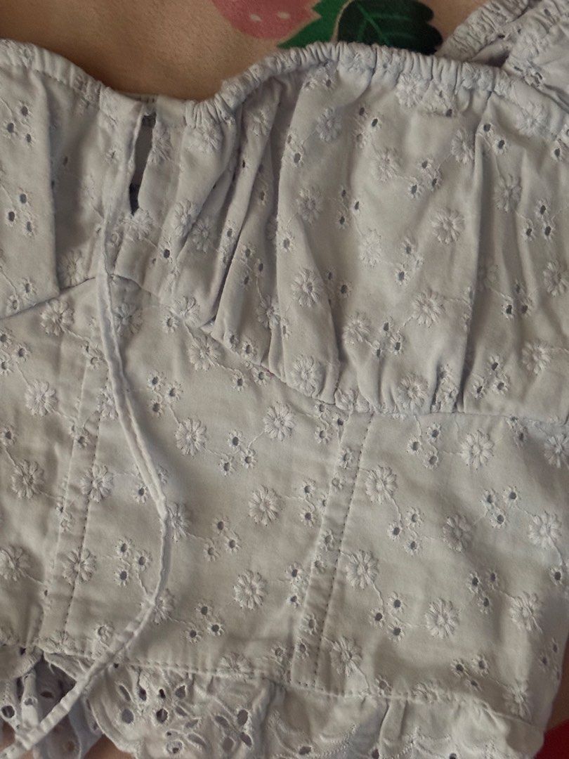 Hollister Blue Crop top (Category: Others Tops) located in Bulacan. Submitted by apparela (Listing ID 1439123695, Image 3). Description: super bet ko to! may issue lang sa harap, walang strap ung kabila. kayo na bahala magpalagay kasi super ganda nito for a steal price rfs: decluttering.