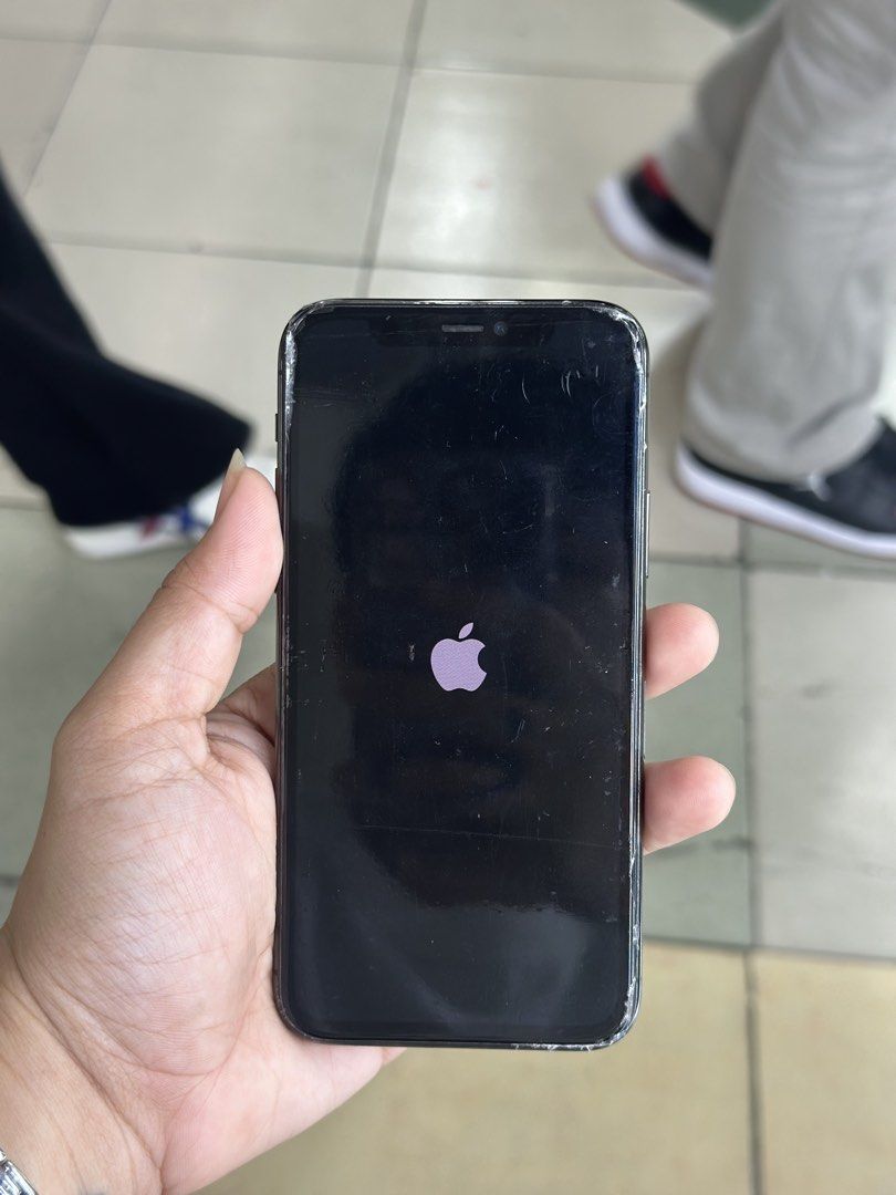 IPHONE 11 PRO 256gb (Category: iPhone 11 Series) located in Manila. Submitted by kulas_shop (Listing ID 1439142086, Image 3). Description: iphone 11 pro 256gb issue: napalitan po ng lcd kaya po may unknow parts sya bukod don wala napo ibang issue. orignal from power mac po ang lcd.