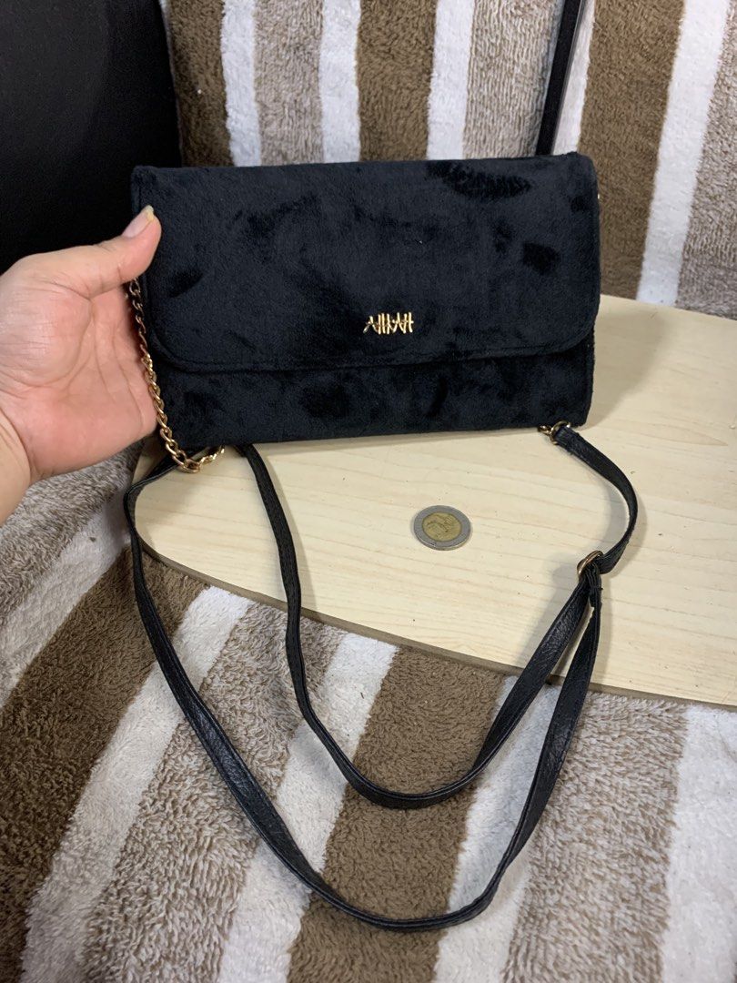 Japan brand wallet chain sling (Category: Wallets & Card holders) located in Cabanatuan. Submitted by mjluxxejapan (Listing ID 1439204127, Image 1). Description: Fixed price approx 8.5”x5” meas antibay makapal quality. Gamousa nylon material Kasya cp .details posted.adjustable strap .