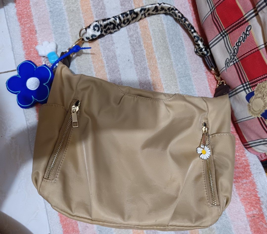 Japan shoulder bag (Category: Shoulder Bags) located in Caloocan City. Submitted by klenggs (Listing ID 1439158395, Image 2). Description: Good for everyday use. nylon. keychain not included issue: Crack sa handle kaya may twilly what you see, is what you get! .