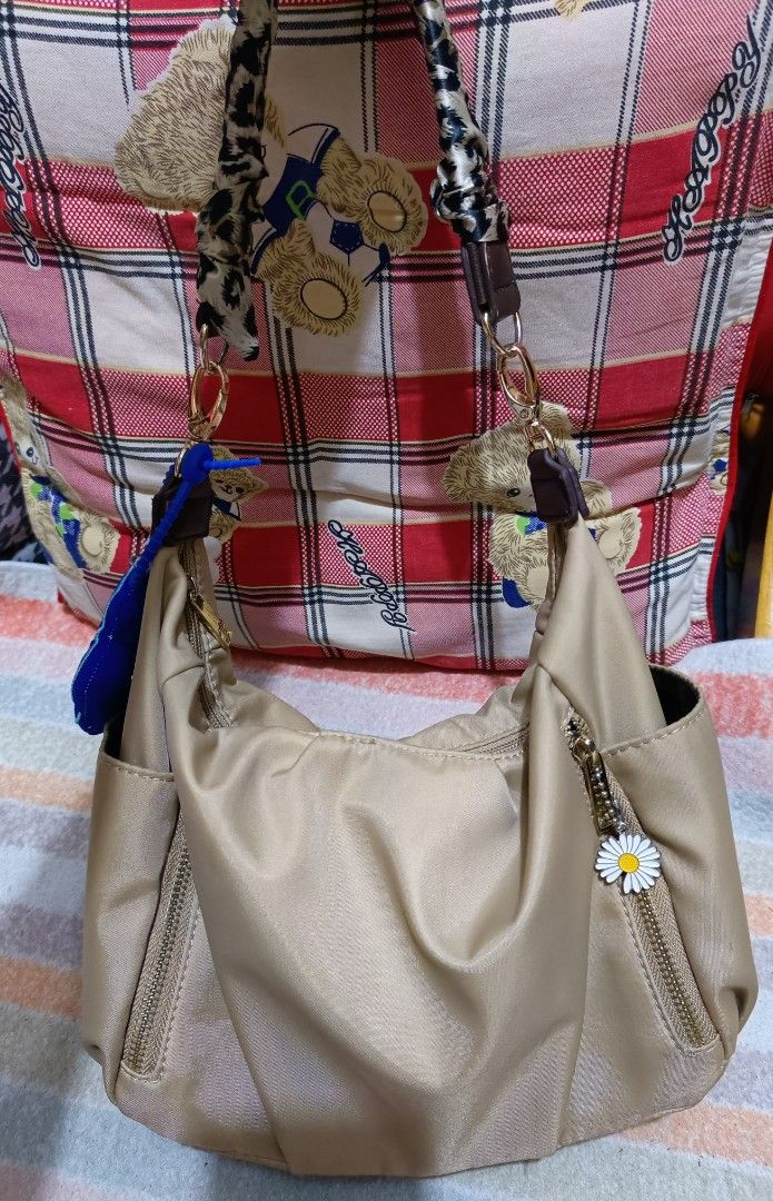 Japan shoulder bag (Category: Shoulder Bags) located in Caloocan City. Submitted by klenggs (Listing ID 1439158395, Image 3). Description: Good for everyday use. nylon. keychain not included issue: Crack sa handle kaya may twilly what you see, is what you get! .